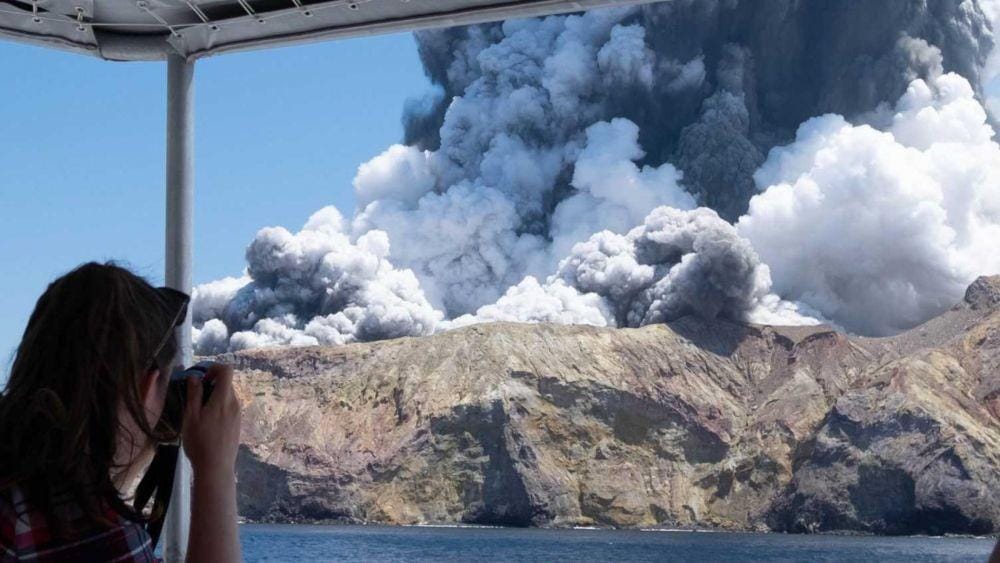 (Erupsi yang terjadi di White Island Selandia Baru pada 9 Desember 2019) www.twitter.com/@sch