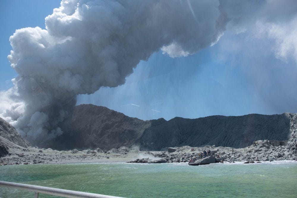 (Erupsi Gunung Whakaari di Selandia Baru pada 9 Desember 2019) www.twitter.com/@sch