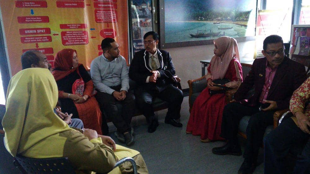 Korban pemukulan, Fani Adi Riska (baju abu-abu) didampingi kuasa hukum dan DPW PPNI Aceh membuat laporan di Polda Aceh (IDN Times/Saifullah).