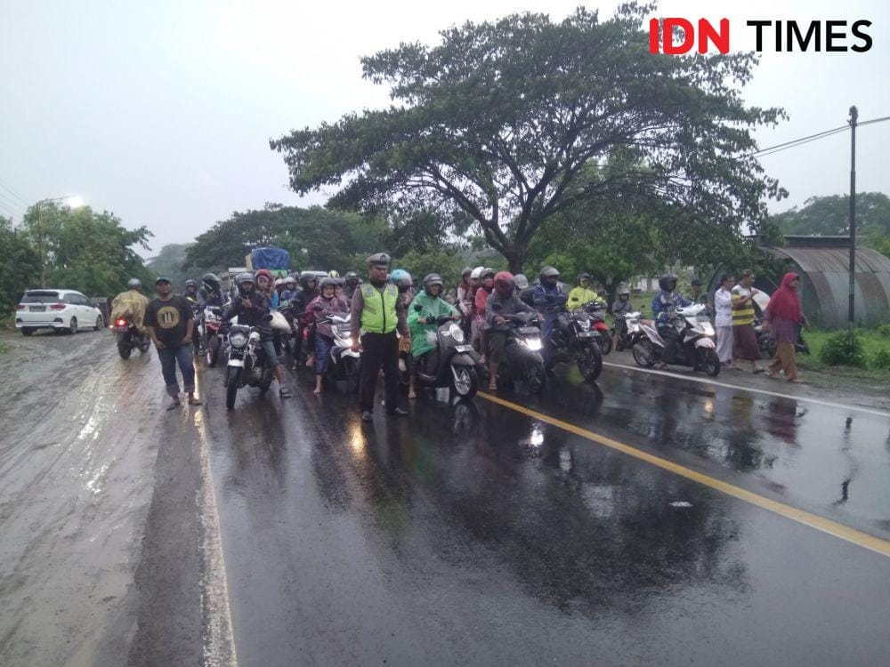 Arus lalu lintas di jalur Madiun - Nganjuk macet saat proses evaluasi bus Sumber Selamat berlangsung. IDN Times/Nofika Dian Nugroho