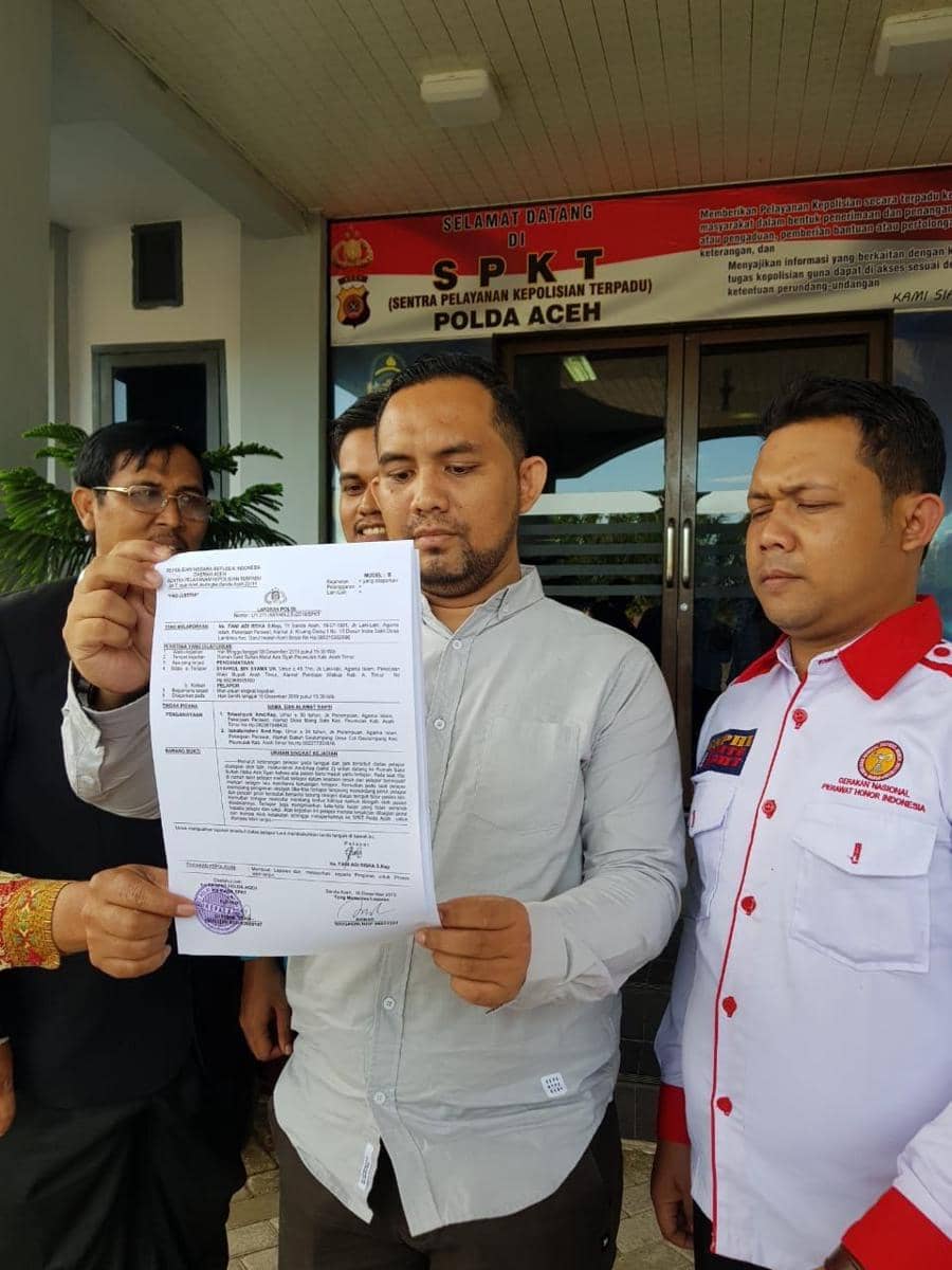 Korban pemukulan, Fani Adi Riska memperlihatkan surat laporan usai membuat laporan di Polda Aceh (IDN Times/Saifullah)