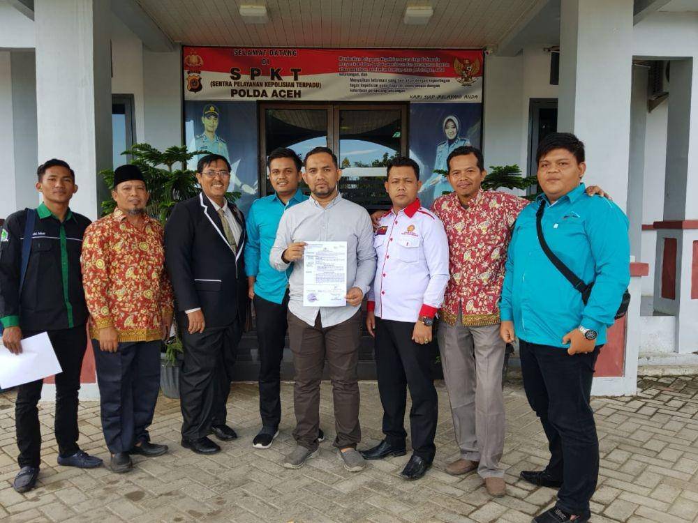 Korban pemukulan, Fani Adi Riska (baju abu-abu) didampingi kuasa hukum dan DPW PPNI Aceh membuat laporan di Polda Aceh (IDN Times/Saifullah).
