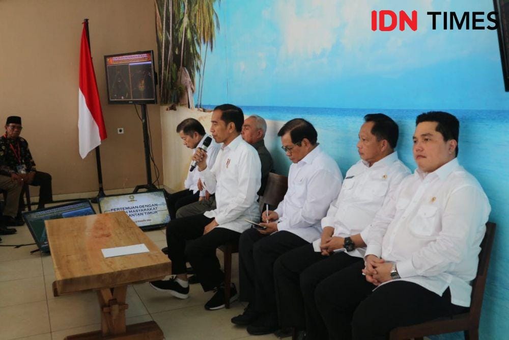 Presiden Jokowi didampingi sejumlah menteri saat menjumpai Masyarakat Adat di Balikpapan (IDN Times/Teatrika Handiko Putri)