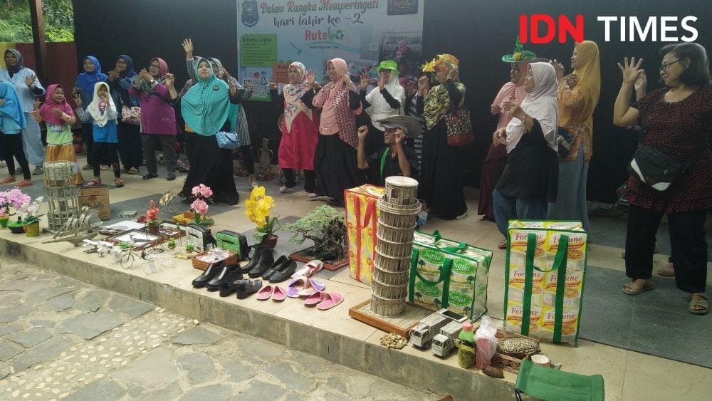 Komunitas Runtah Tegal Laka-laka (Rutela) melombakan daur ulang sampah di Taman Poci Kota Tegal, Minggu (15/12) pagi. IDN times/Haikal Adithya