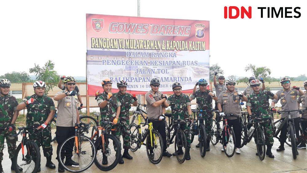Jajaran Kodam Vl/Mulawarman dan Polda Kaltim memantau tol Balsam dengan bersepeda. IDN Times/Surya Aditya