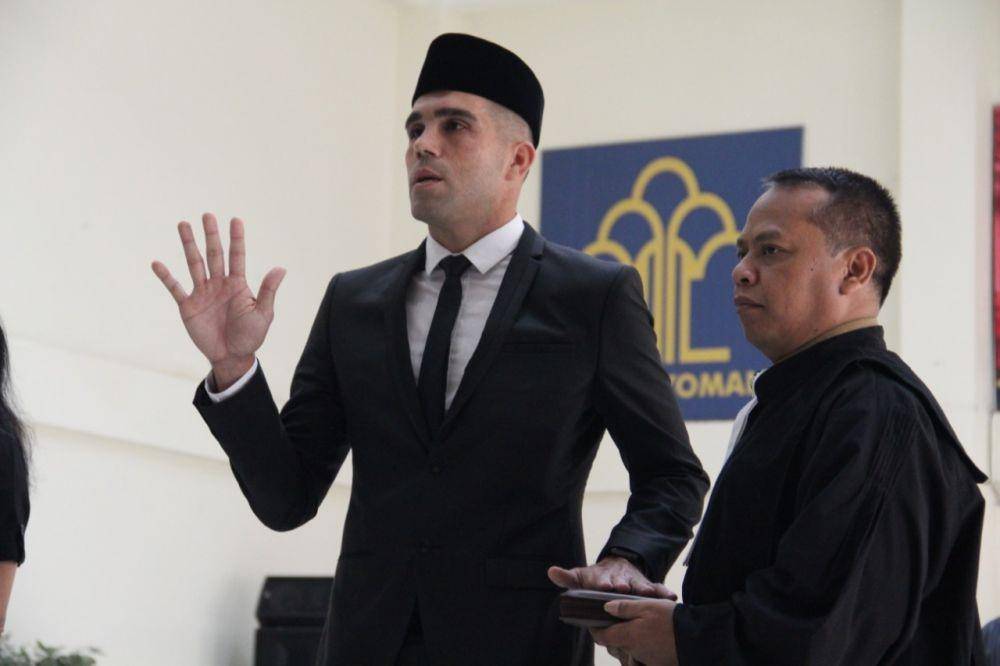 Fabiano Beltrame (kiri) saat dikukuhkan sebagai WNI, Senin (16/12). Dok. Humas Kanwil Kemenkumham Jatim
