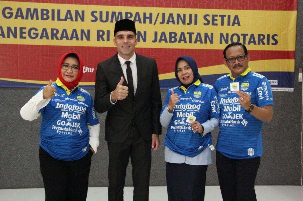 Fabiano Beltrame (dua dari kiri) usai dikukuhkan sebagai WNI, Senin (16/12). Dok. Humas Kanwil Kemenkumham Jatim