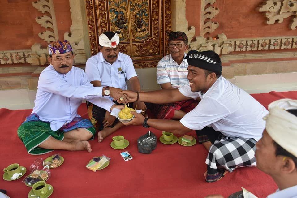 Paling kiri memakai udeng warna ungu bermotif: Wakil Bupati Karangasem, Artha Dipa. (Facebook.com/pemda.karangasem)