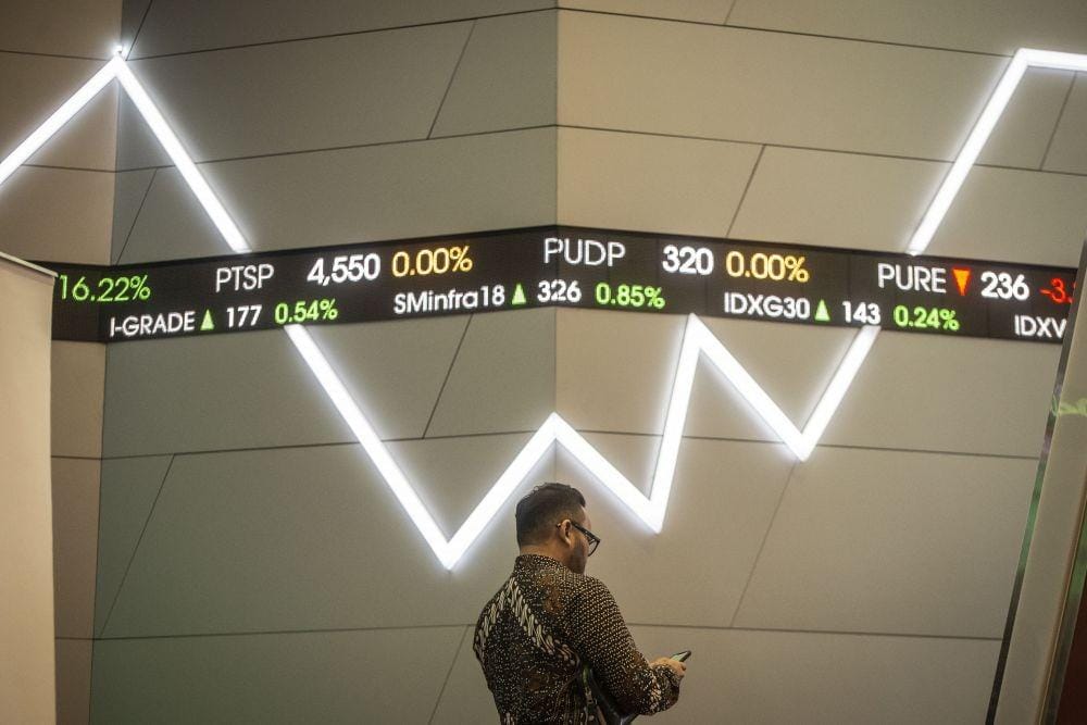 Ilustrasi memantau pergerakan saham. ANTARA FOTO/Aprillio Akbar