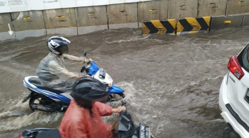 Genangan air di sekitar kawasan Tegal Parang, Jakarta, Selasa (17/12)/ IDN Times/Rochmanuddin