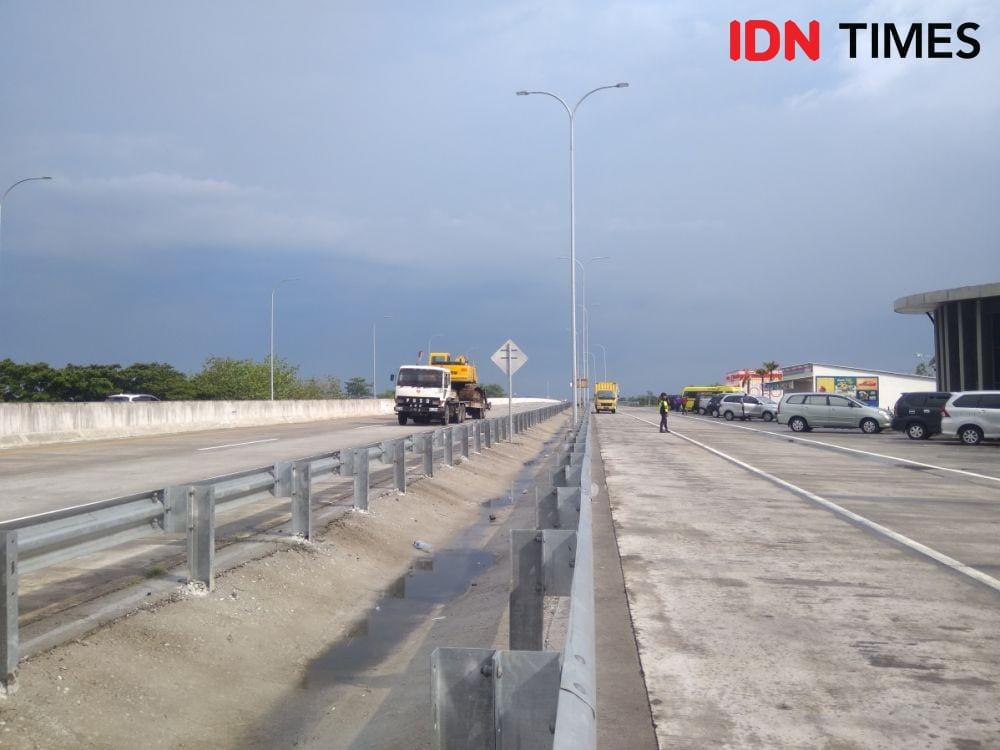 Sebuah truk melintas di jalan tol ruas Ngawi - Kertosono. IDN Times/Nofika Dian Nugroho