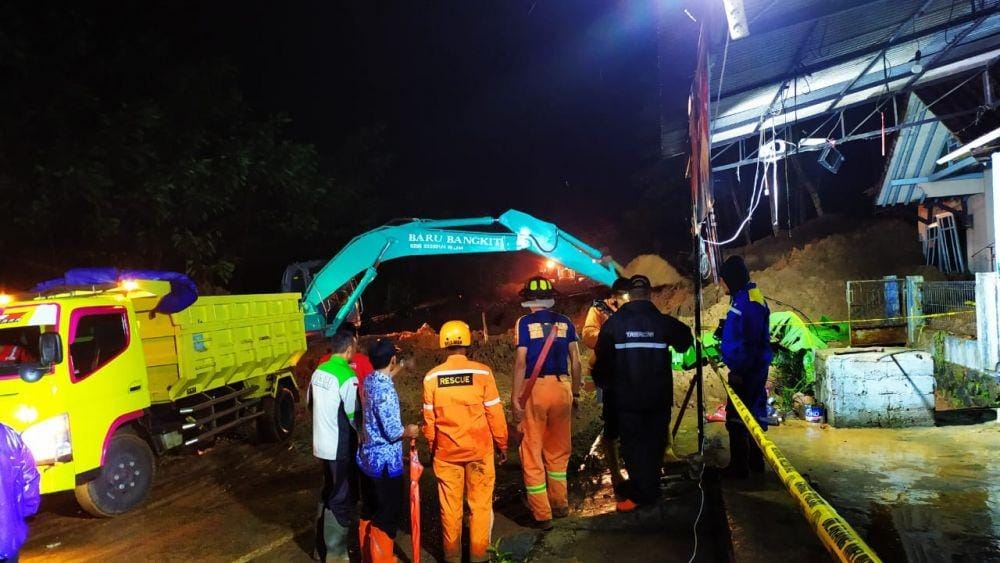 Petugas BPBD Banjarnegara mengevakuasi tanah longsor yang menutup jalan nasional Banjarnegara-Wonosobo dan merusak dua rumah warga di Desa Prigi, Kecamatan Sigaluh, Banjarnegara, Selasa (17/12). Dok BPBD Banjarnegara