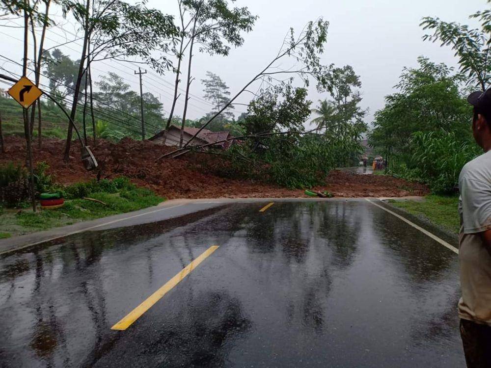 Tanah longsor menutup jalan nasional Banjarnegara-Wonosobo dan merusak dua rumah warga di Desa Prigi, Kecamatan Sigaluh, Banjarnegara, Selasa (17/12). Dok BPBD Banjarnegara