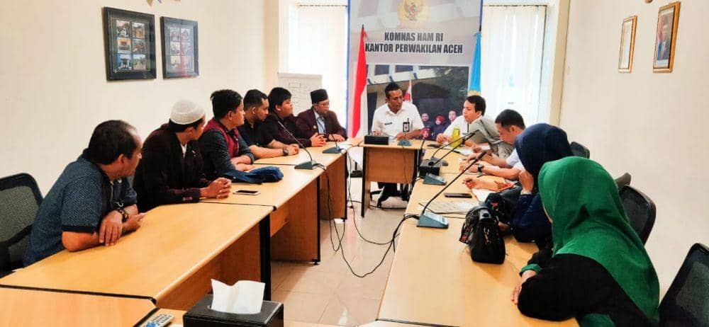 Korban dan saksi didampingi kuasa hukum serta DPW PPNI Aceh membuat laporan ke Komnas HAM (IDN Times/Saifullah)