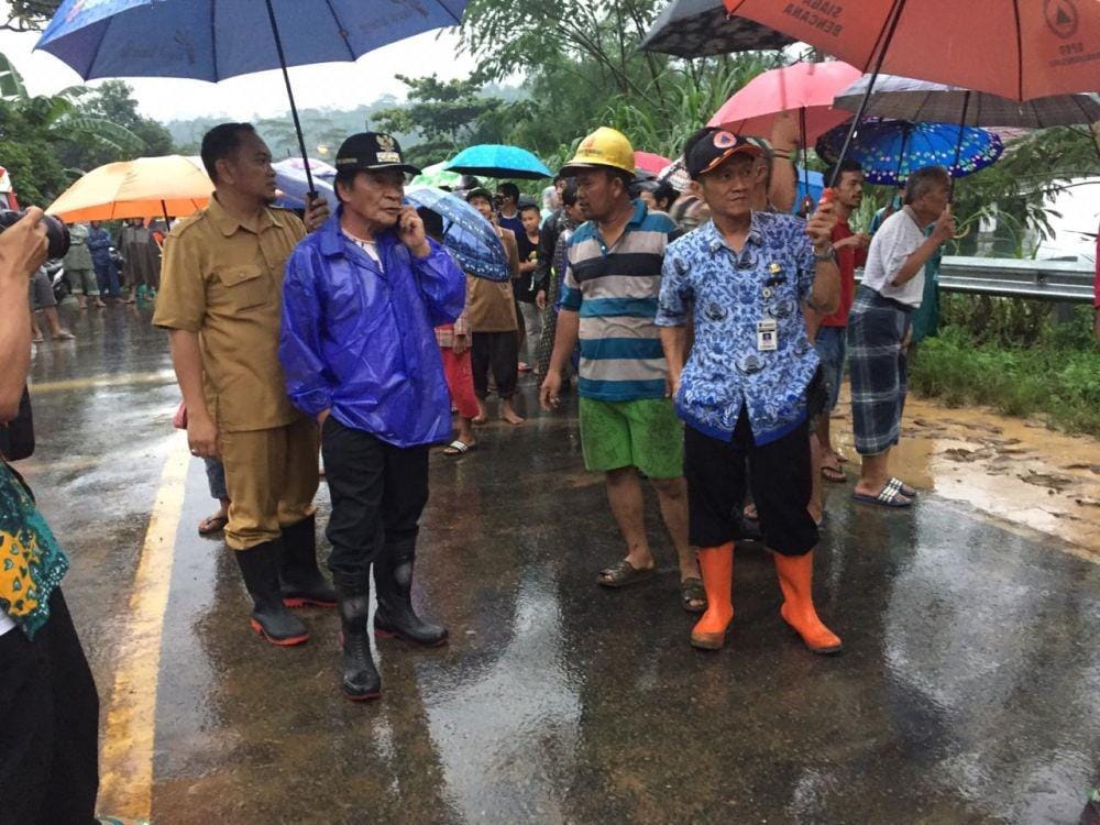 Bupati Banjarnegara, Budhi Sarwono didampingi Kepala Pelaksana BPBD Banjarnegara Arif Rachman memimpin proses evakuasi tanah longsor di Desa Prigi, Kecamatan Sigaluh, Banjarnegara, Selasa (17/12). Dok BPBD Banjarnegara