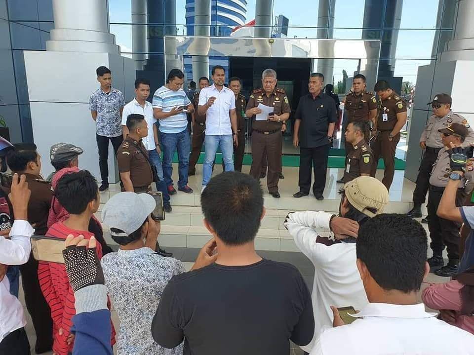 Kepala Kejati Sulsel Firdaus Dewilmar menerima aspirasi demonstran di Kantor Kejati Sulsel, beberapa waktu lalu / Kejati Sulsel