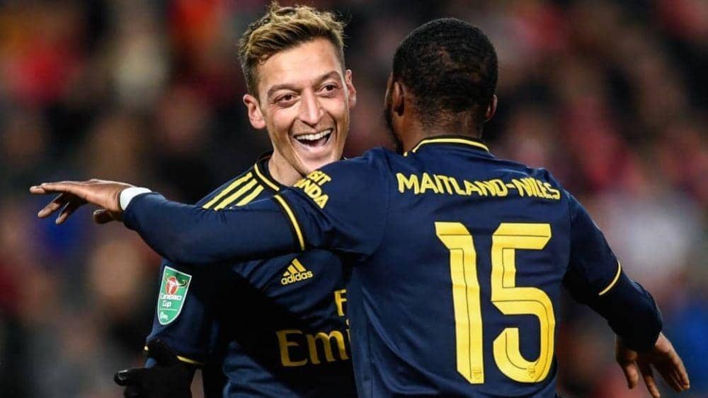 Pemain Arsenal, Mesut Ozil, melakukan selebrasi dengan rekan setimnya, Ainsley Maitland-Niles, saat bertandang ke markas Liverpool di Anfield, Liverpool, Inggris, pada 30 Oktober 2019. instagram.com/m10_official
