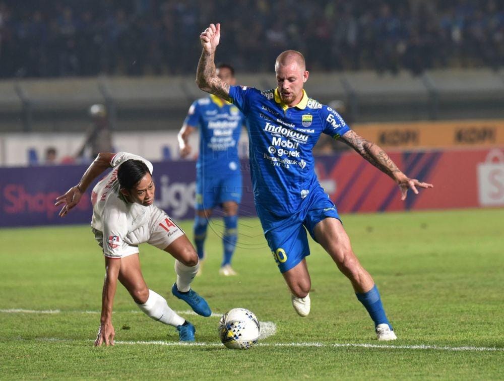 Pemain depan Persib, Kevin Van Kippersluis saat mencoba mengelabui pwmain lawan di Liga 1 2019. persib.co.id