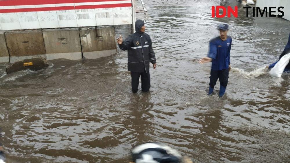 Ilustrasi banjir (IDN Times/Rochmanudin)