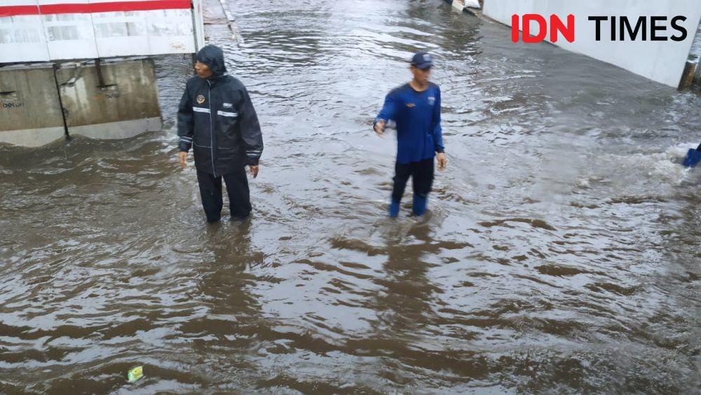 Banjir di Jalan Gatot Subroto, Jakarta, Selasa (17/12). (IDN Times/Rochmanudin)