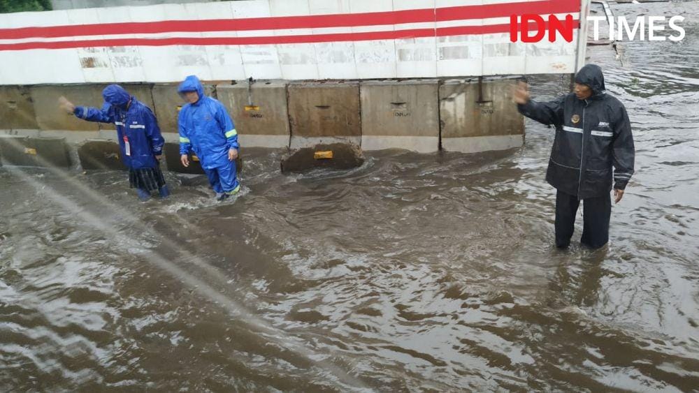 Ilustrasi banjir (IDN Times/Rochmanudin)