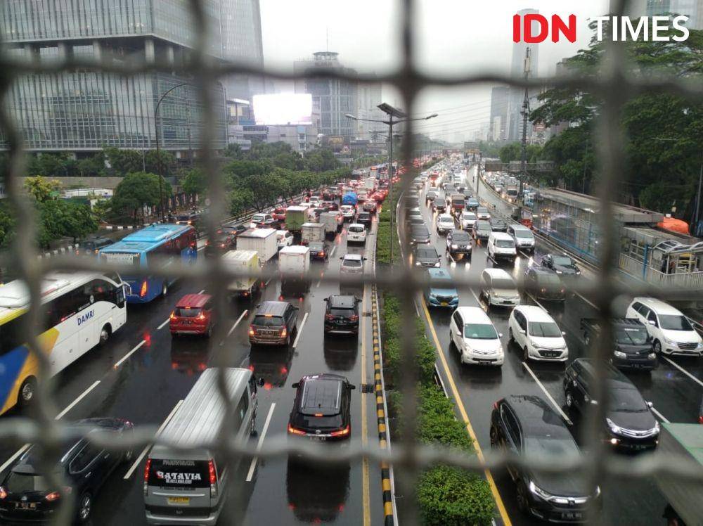Kemacetan parah usai hujan yang mengguyur Jakarta (IDN Times/Rochmanudin)