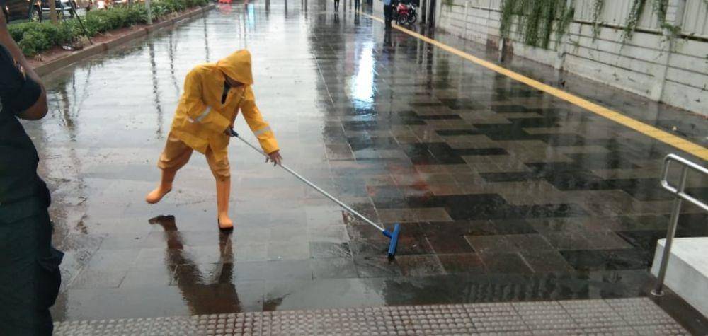 Kondisi pintu masuk MRT Jakarta usai diguyur hujan (Twitter/MRT Jakarta)