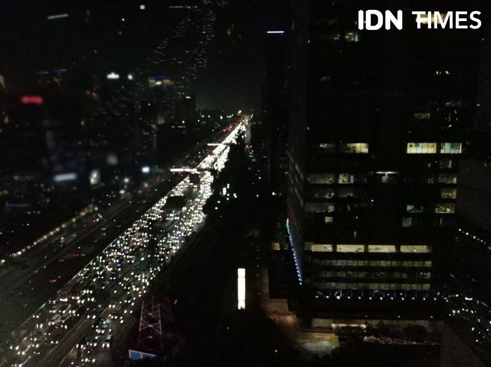Kondisi lalu lintas di tol dalam kota dan Jalan Gatot Soebroto arah Cawang, Selasa (17/12) pukul 22.00 WIB. (IDN Times/Rochmanudin)