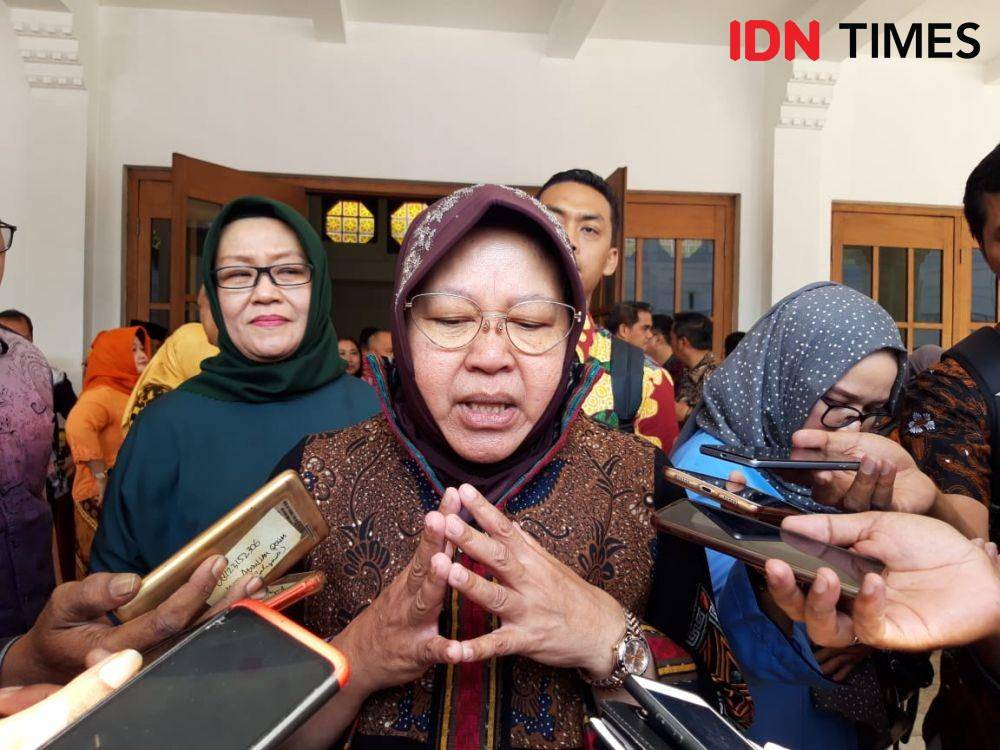 Wali Kota Surabaya Tri Rismaharini (tengah) dalam kampanye pencegahan anak stunting di Surabaya, Rabu (18/12). IDN Times/Fitria Madia