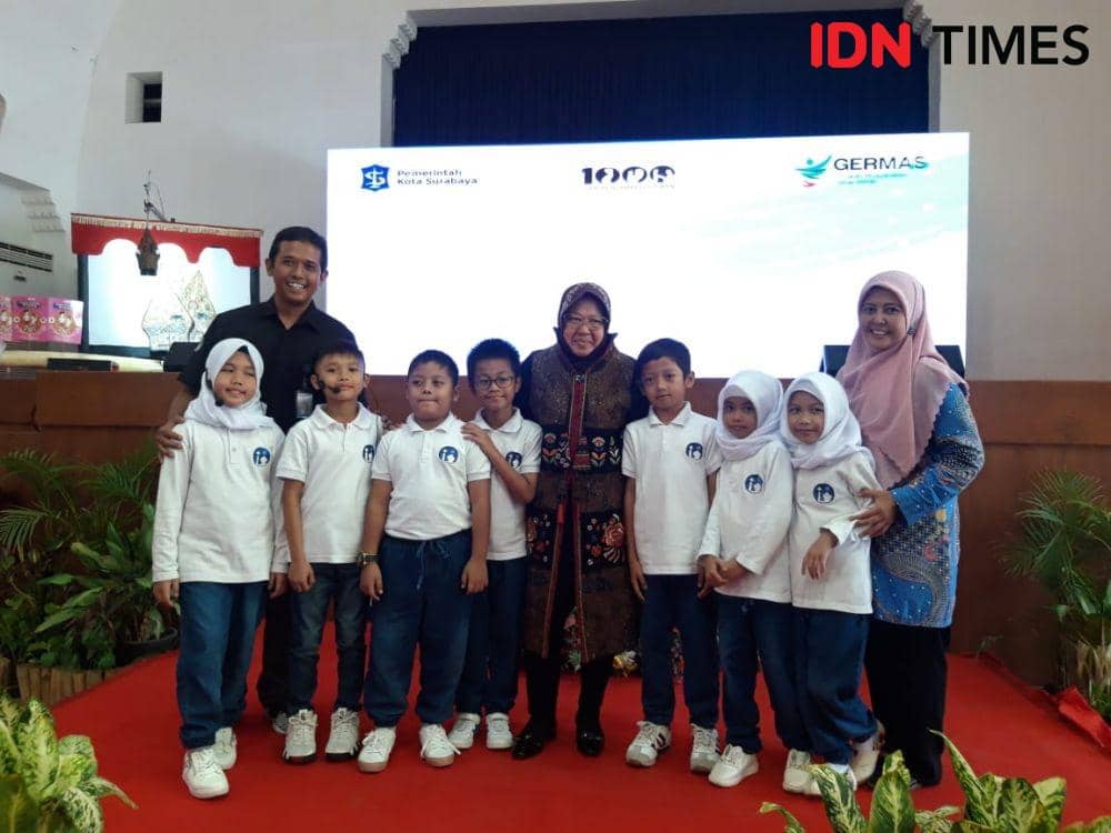 Wali Kota Surabaya Tri Rismaharini (tengah) dalam kampanye pencegahan anak stunting di Surabaya, Rabu (18/12). IDN Times/Fitria Madia