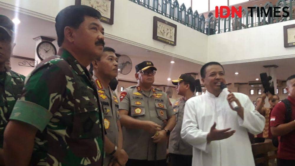 Dari kiri-kanan: Panglima TNI Marsekal Hadi, Kapolri Jenderal Idham Aziz, Kapolda Jatim Irjen Pol Luki Hermawan saat mengunjungi Gereja SMTB Surabaya, Rabu (18/12). IDN Times/Ardiansyah Fajar
