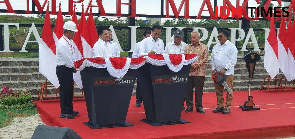 Penandatanganan prasasti peresmian TPA Manggar, Waduk dan Instalasi Pengolahan Air Teritip di Balikpapan oleh Presiden Jokowi pada 18 Desember 2019 (IDN Times/Mela Hapsari)