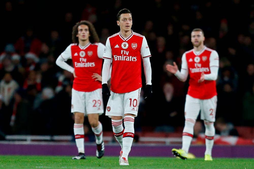 Ekspresi Mesut Ozil dan Matteo Guendouzi saat Arsenal kebobolan. Twitter.com/@OptaJoe