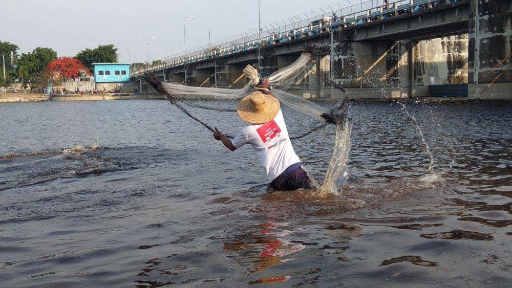 Salah seorang warga mencari ikan di sungai Bengawan Solo. IDN Times/Imron