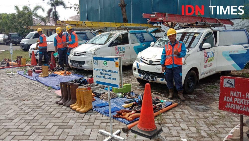 PLN UP3 Kudus mempersipan personel dan peralatan jaga pasokan listrik saat nataru, Kamis (19/12). IDN Times/Aji
