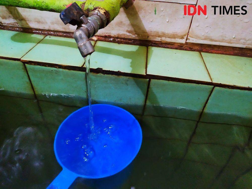 Kondisi air dari saluran PDAM Tirta Musi Palembang alami kekeruhan (IDN Times/Feny Maulia Agustin)