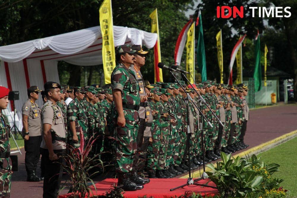 Panglima TNI Marsekal Hadi Tjahjanto dan Kapolri Jenderal Idham Aziz memimpin Apel Gelar Pasukan Pengamanan Natal dan Tahun Baru di Lapangan Benteng, Kota Medan,  Kamis (19/12) (IDN Times/Prayugo Utomo)