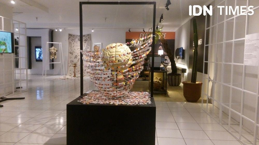 Karya instalasi dalam Pameran WA+U di PKKh UGM, 18 Desember 2019. IDN Times/Pito Agustin Rudiana