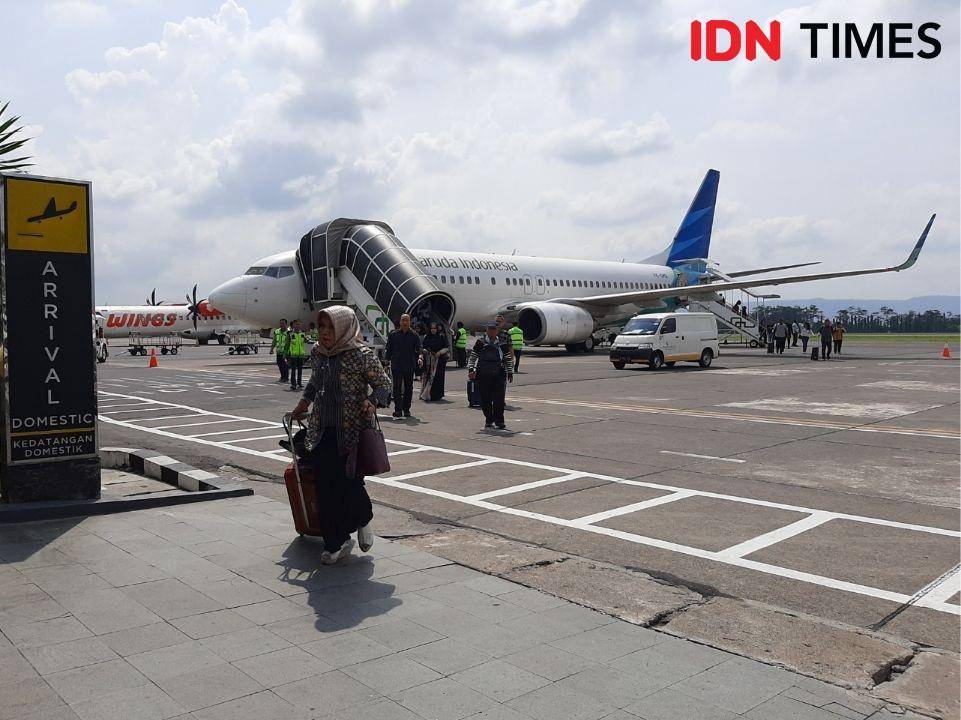 Penumpang pesawat berdatangan di Bandara Internasional Adisutjipto Yogyakarta, Kamis (19/12/2019). IDN Times/Holy Kartika