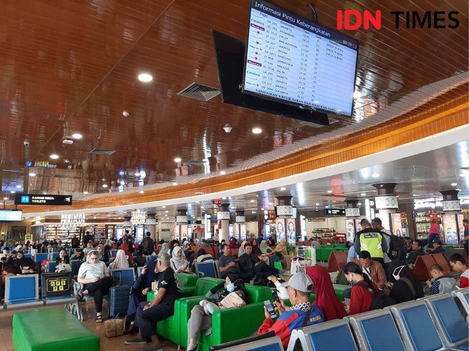 Penumpang pesawat di ruang tunggu Terminal A Bandara Internasional Adisutjipto Yogyakarta, Kamis (19/12/2019). IDN Times/Holy Kartika