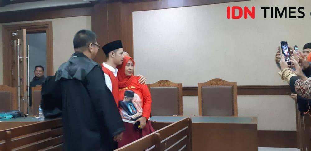 Sidang Dede Lutfi, Pembawa bendera pada demonstrasi Pelajar di ON Jakarta Pusat (IDN Times/Margith Juita Damanik)