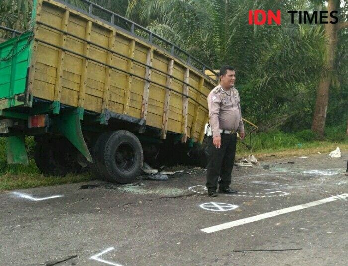 Polisi saat olah TKP kecelakaan di Simalungun (IDN Times/Patiar Manurung)
