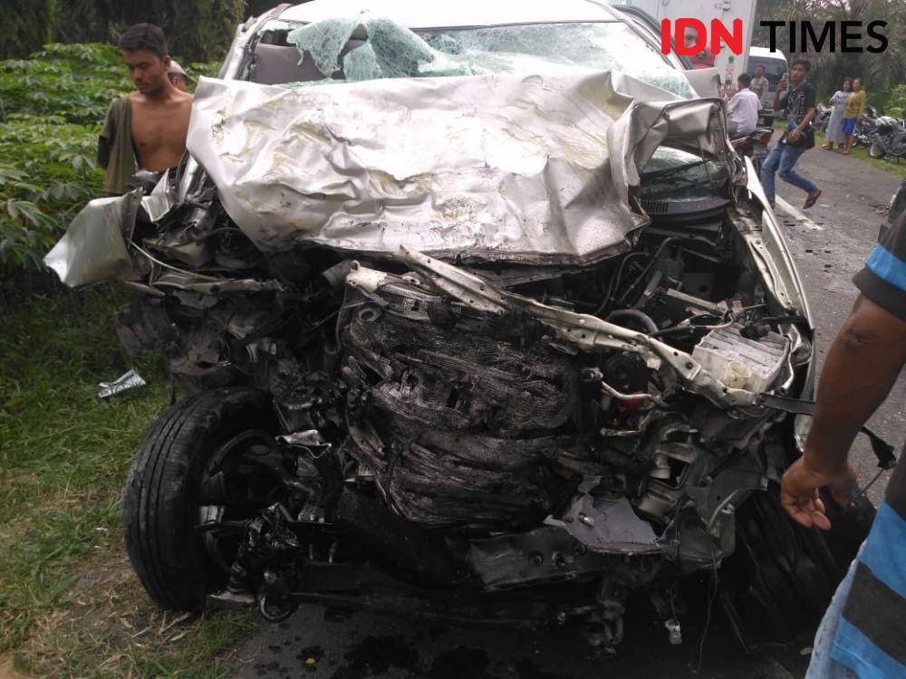 Kondisi mobil Innova yang ringsek akibat tabrakan di Simalungun (IDN Times/Patiar Manurung)