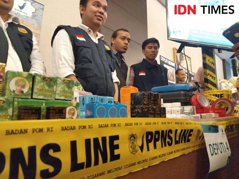 Ilustrasi obat dan kosmetik berbahaya serta tanpa izin edar dari BPOM (IDN Times/Dini Suciatiningrum)