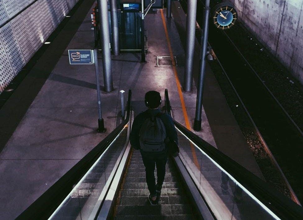 ilustrasi eskalator (pexels.com/Maël BALLAND)