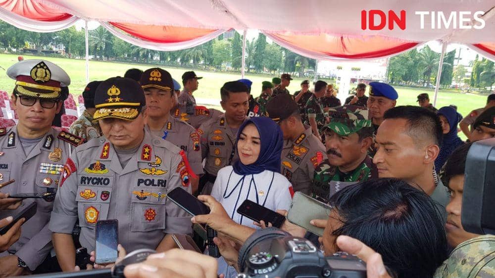 Politisi NasDem Eva Yuliana saat ikut meninjau persiapan pengamanan Natal bersama Kapolda dan Pangdam Diponegoro. IDN Times/Fariz Fardianto