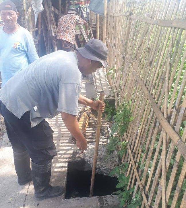 Petugas menemukan banyak sampah di saluran air jl Simpang LA Sucipto. Dok/ Humas Pemkot Malang