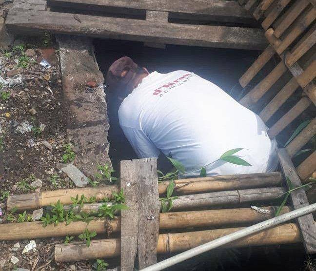 Petugas melakukan pembersihan di gorong-gorong sekitar kawasan LA Sucipto. Dok/ Humas Pemkot Malang