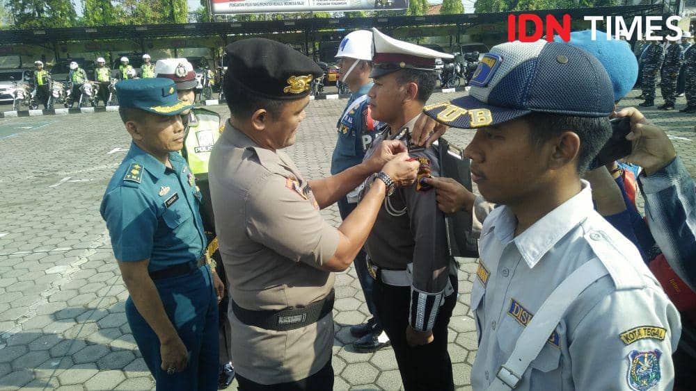Sedikitnya 15 ribu botol minuman keras (miras) berbagai merek dimusnahkan tiga Polres di Pantura Barat Jawa Tengah, Kamis (19/12) pagi. IDN Times/Haikal Adithya