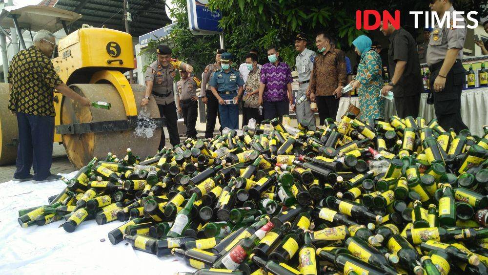 Sedikitnya 15 ribu botol minuman keras (miras) berbagai merek dimusnahkan tiga Polres di Pantura Barat Jawa Tengah, Kamis (19/12) pagi. IDN Times/Haikal Adithya
